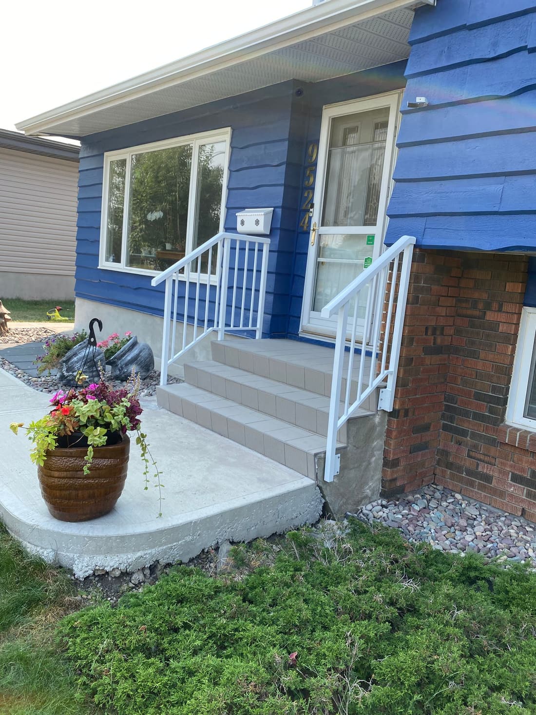 Custom aluminum railing project in Edmonton — photo 28
